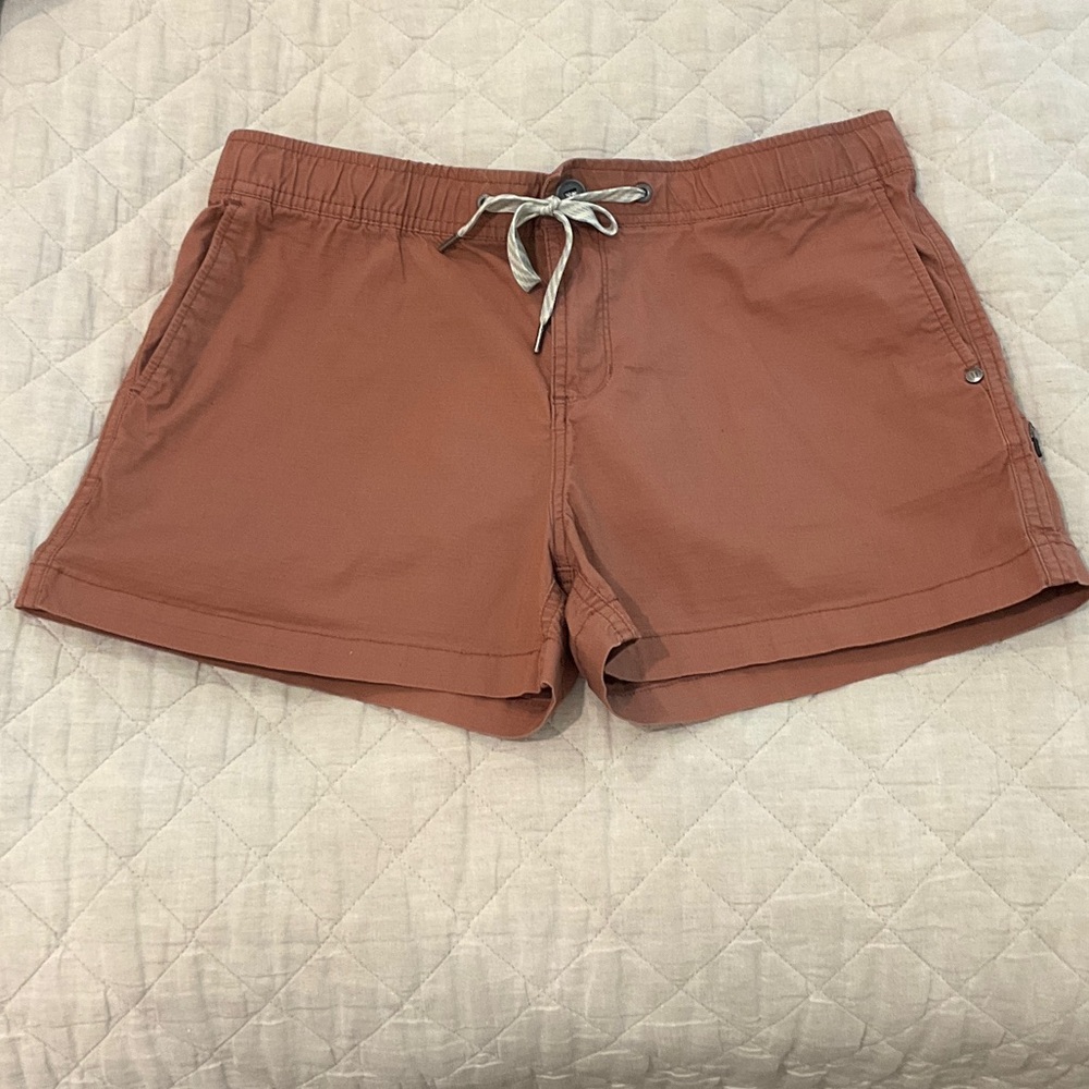 Vuori Women's rust orange ripstop Cargo Shorts excellent condition